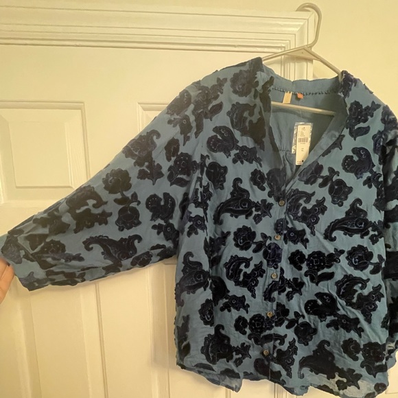 Anthropologie/Pilcro Bell sleeve buttoned top - Picture 2 of 6